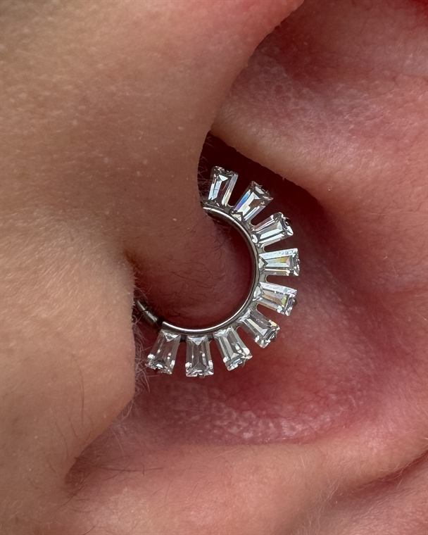 Daith com aro de cristais baguete