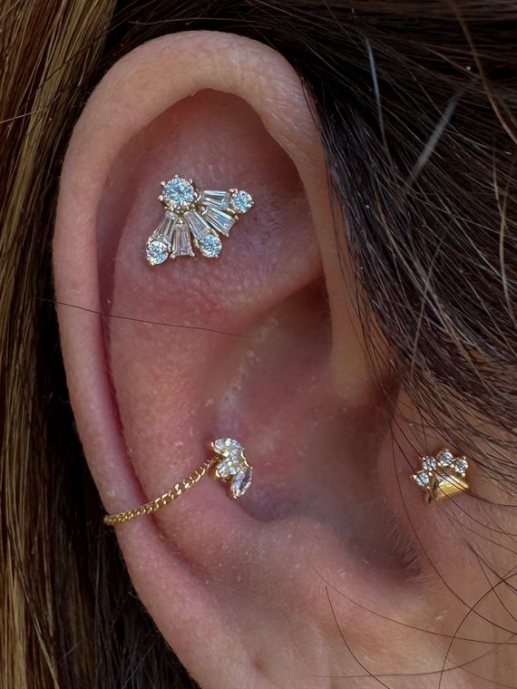Orelha com cluster de cristais e corrente