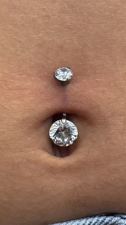 Piercing no umbigo com argola de cristais