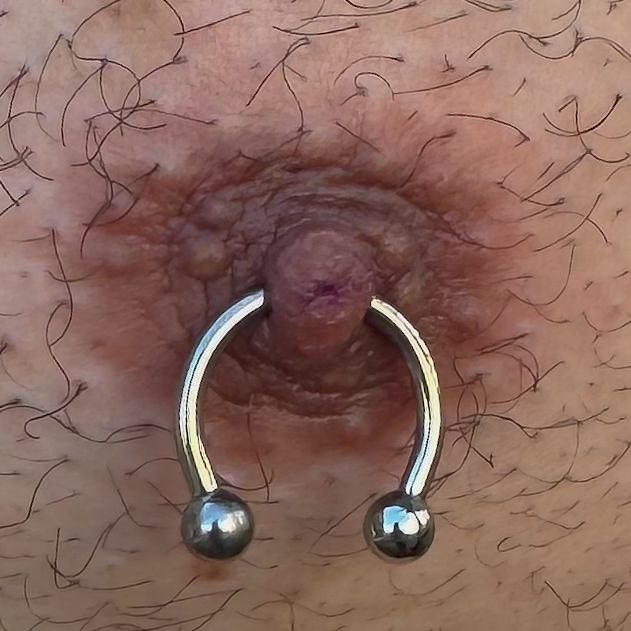 Piercing no mamilo com barbell circular