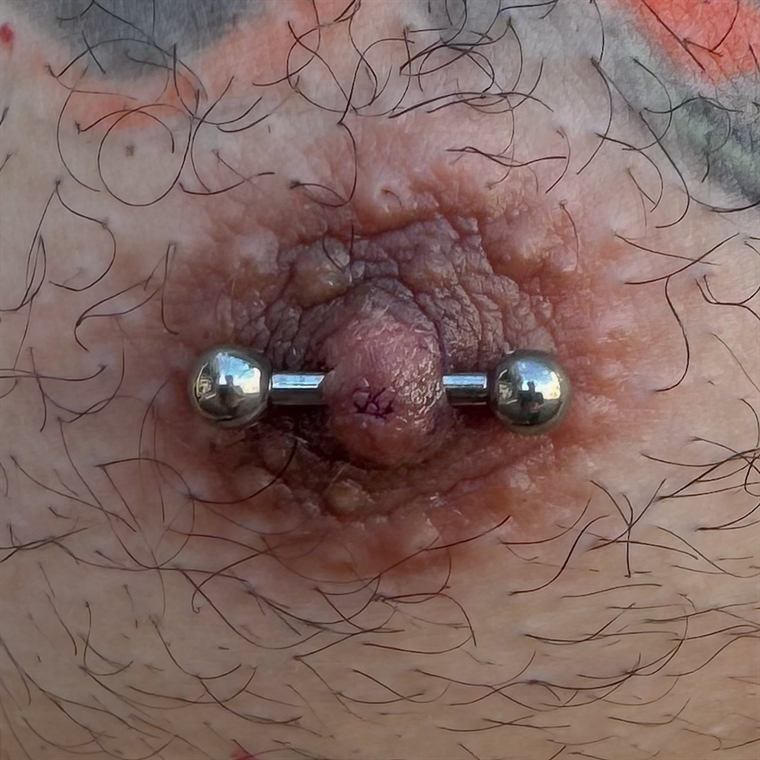 Piercing no mamilo com barbell reto