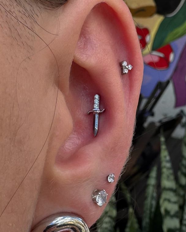 Conch com joia em formato de adaga