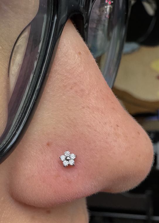 Nostril com joia de flor