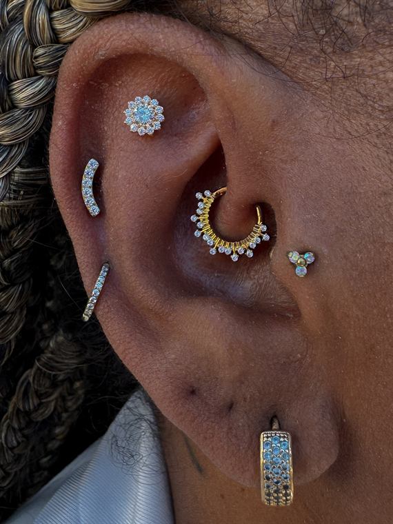 Daith e conch com joias douradas