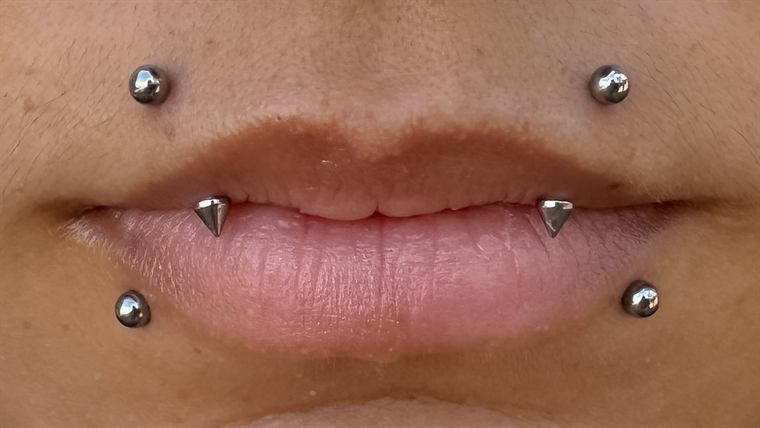 Piercings no lábio com spikes