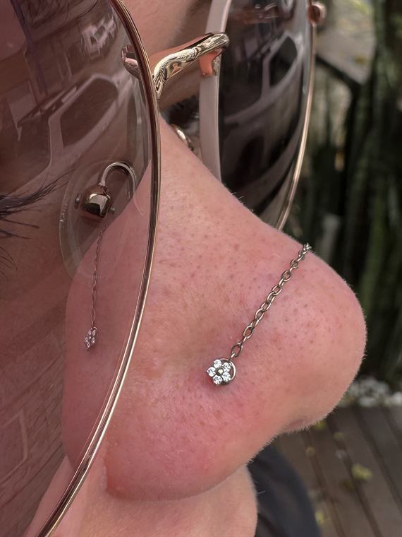 Nostril com corrente até a orelha