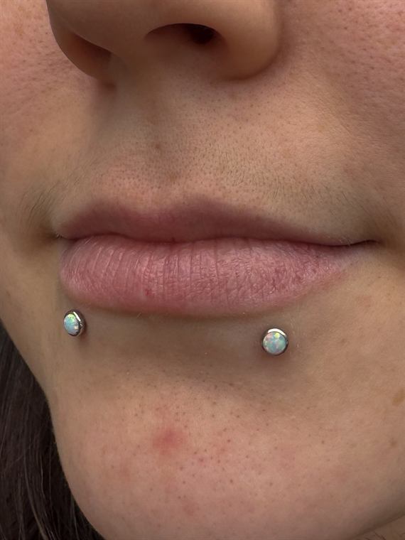 Piercings dahlia no canto dos lábios