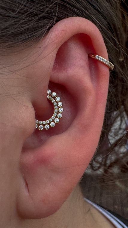 Daith com aro de cristais