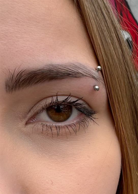 Piercing na sobrancelha com cristal