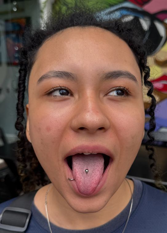 Cliente com piercing na língua