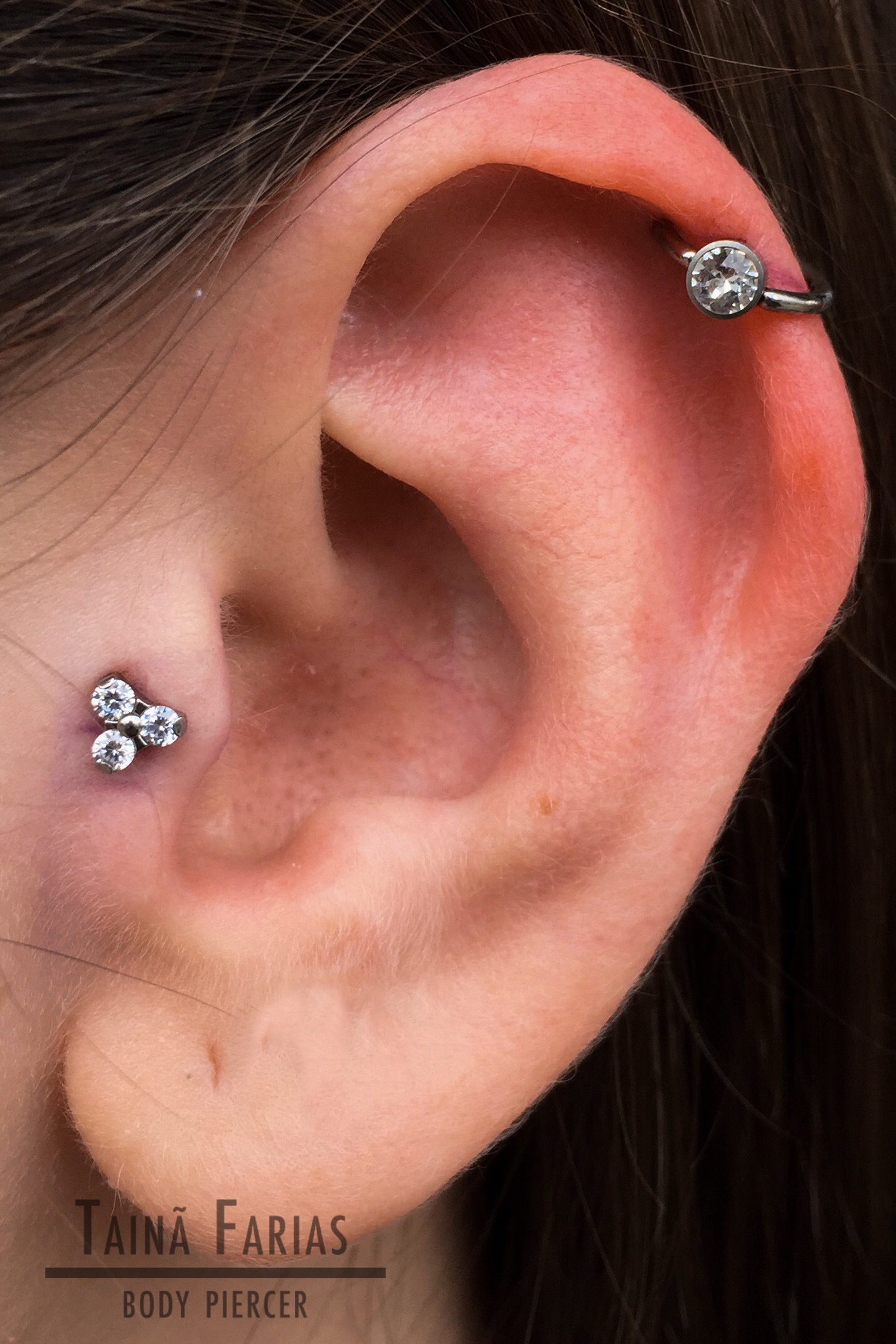 Procedimento de piercing profissional