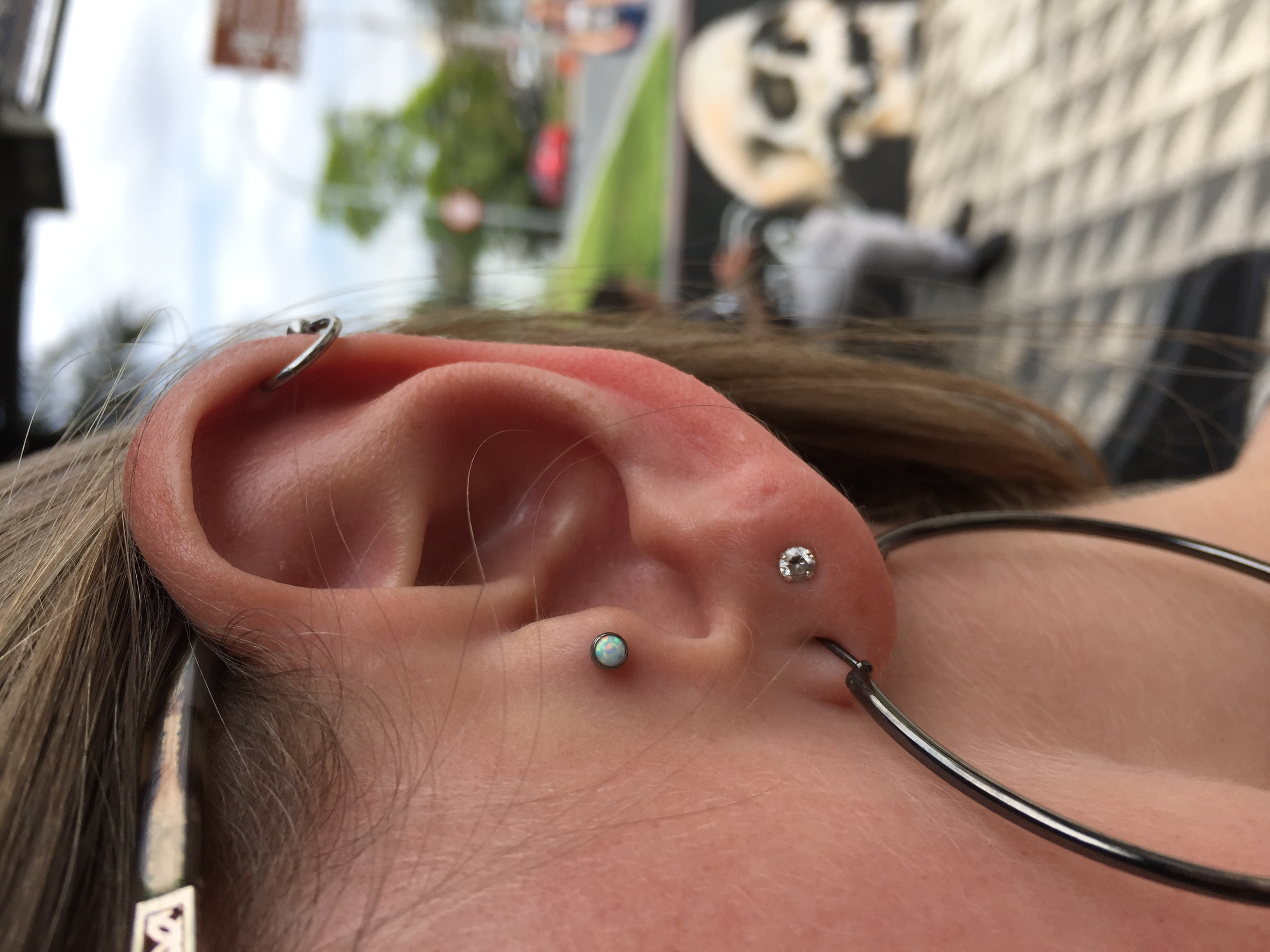 Múltiplos piercings na orelha